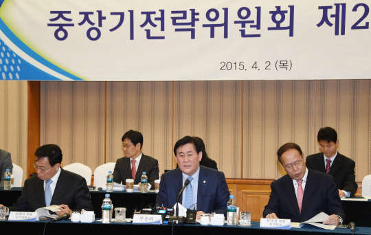 최경환 부총리 겸 기획재정부 장관(앞줄 왼쪽 두번째)이 2일 서울 명동 은행회관에서 열린 '중장기전략위원회 제2차 회의'에 참석해 모두발언을 하고 있다.  기획재정부 제공